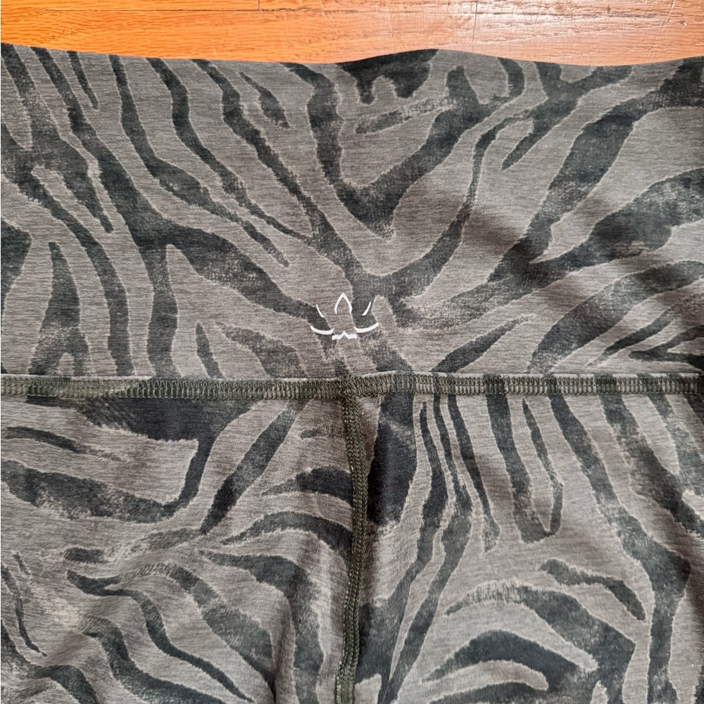 Beyond Yoga Leggings High Waisted Green Zebra Women’s XL - Picture 5 of 5